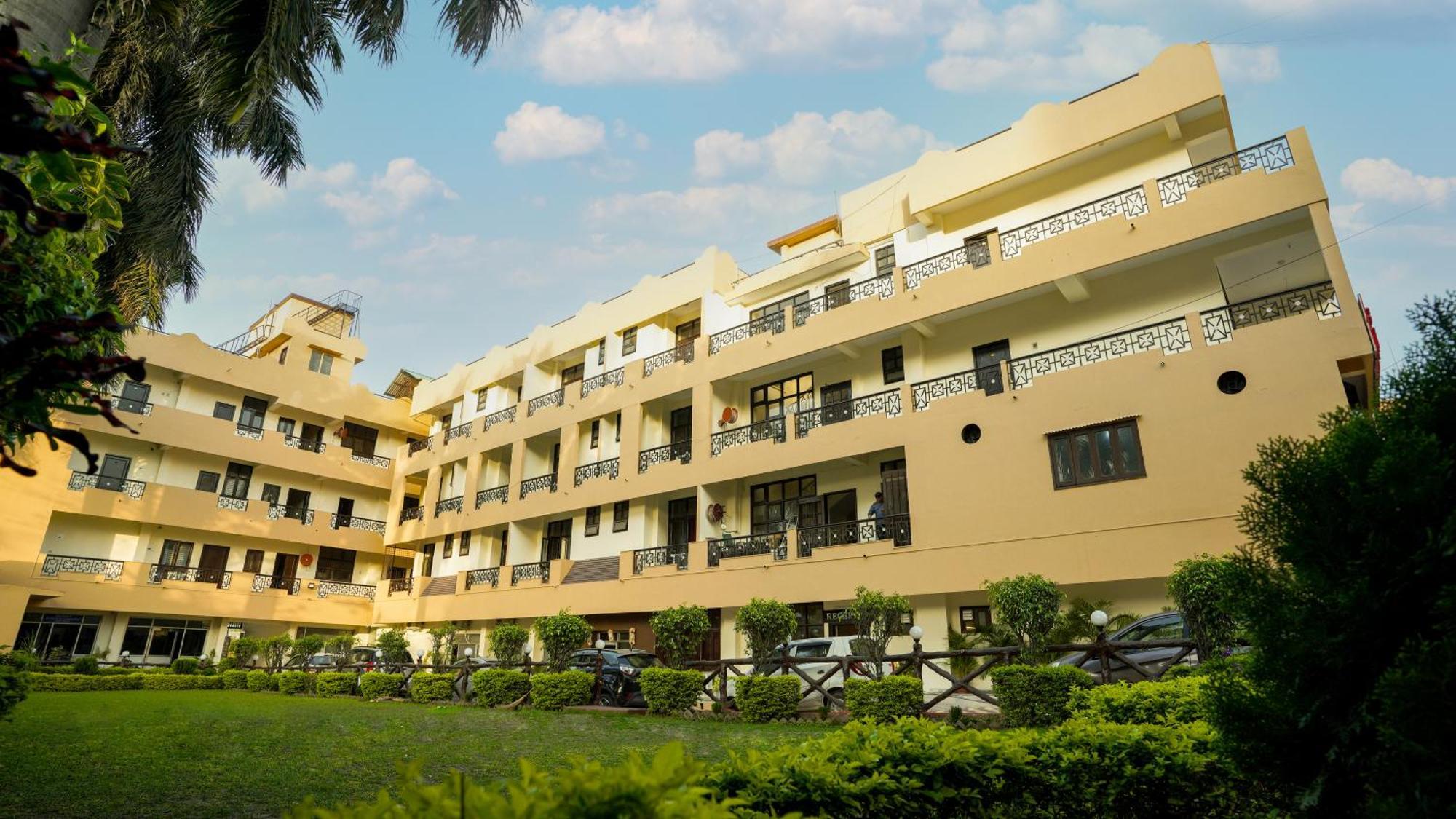 Hotel Neeraj Bhawan- Triveni Ghat Rishīkesh Esterno foto