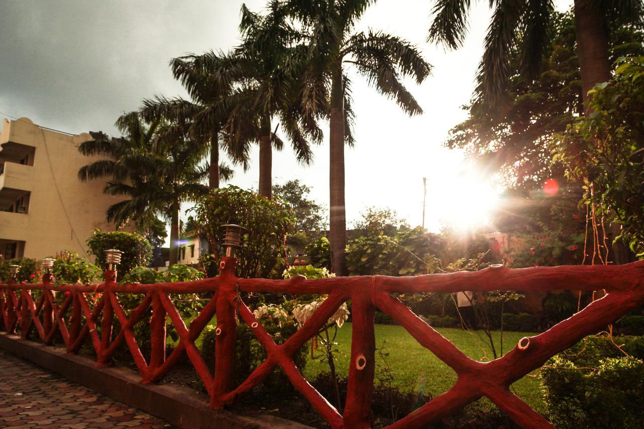 Hotel Neeraj Bhawan- Triveni Ghat Rishīkesh Esterno foto