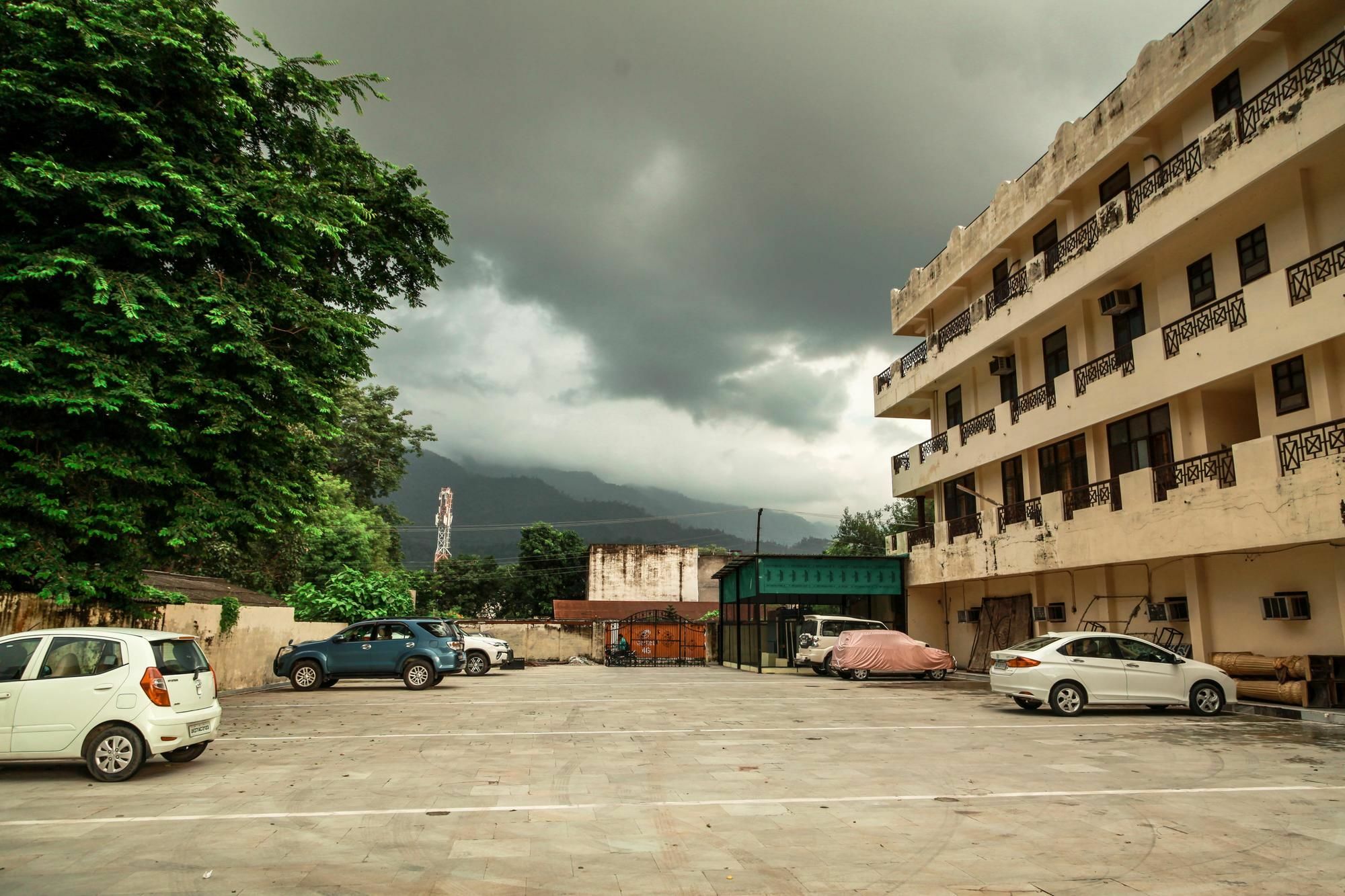 Hotel Neeraj Bhawan- Triveni Ghat Rishīkesh Esterno foto